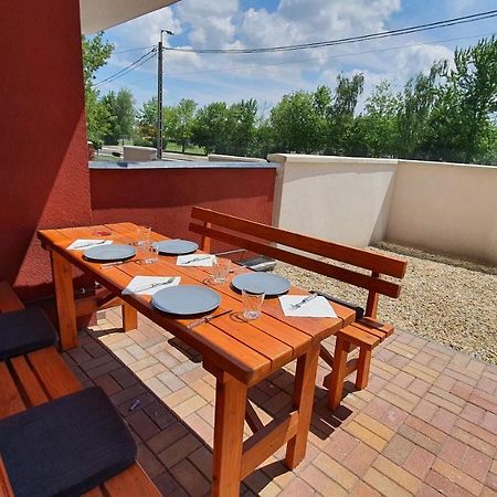 Aqua Apartman Tiszaújváros Exteriör bild