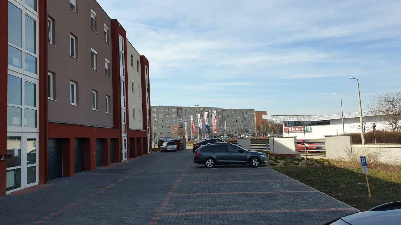 Aqua Apartman Tiszaújváros Exteriör bild