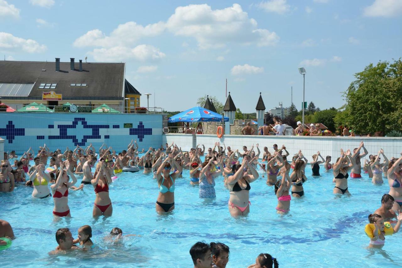 Aqua Apartman Tiszaújváros Exteriör bild